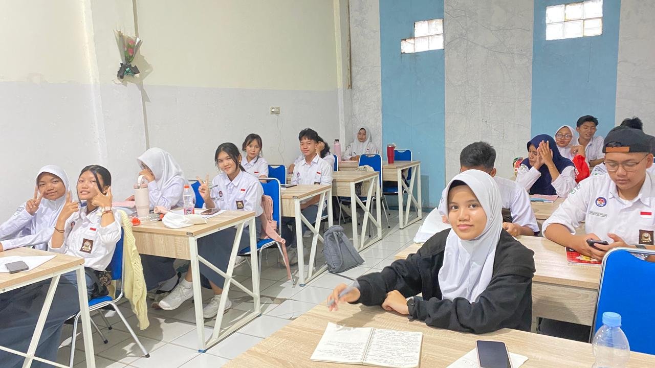 Siswa Belajar Bawah
